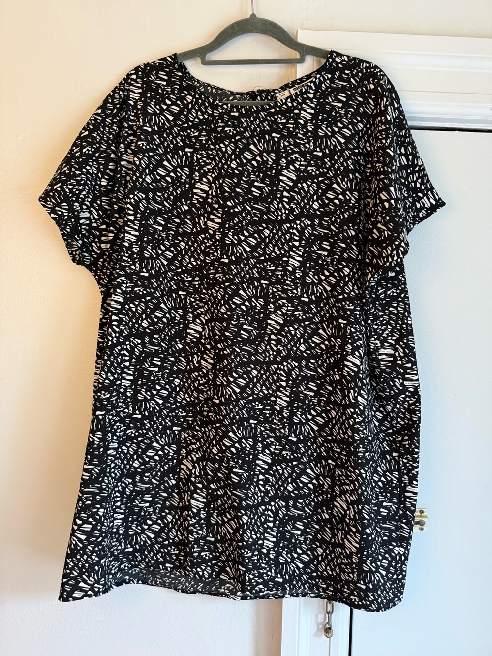 Women’s black and white pattern dress